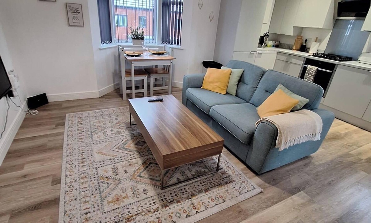 Hinckley Apartment | 1 Bed Apartment Sleeps 2 - Parking & Wifi