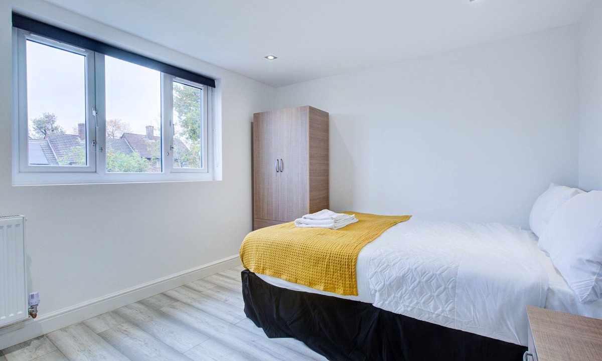 Gooshays House | 1 bed-Sleeps -Elizabeth Line-Free Parking