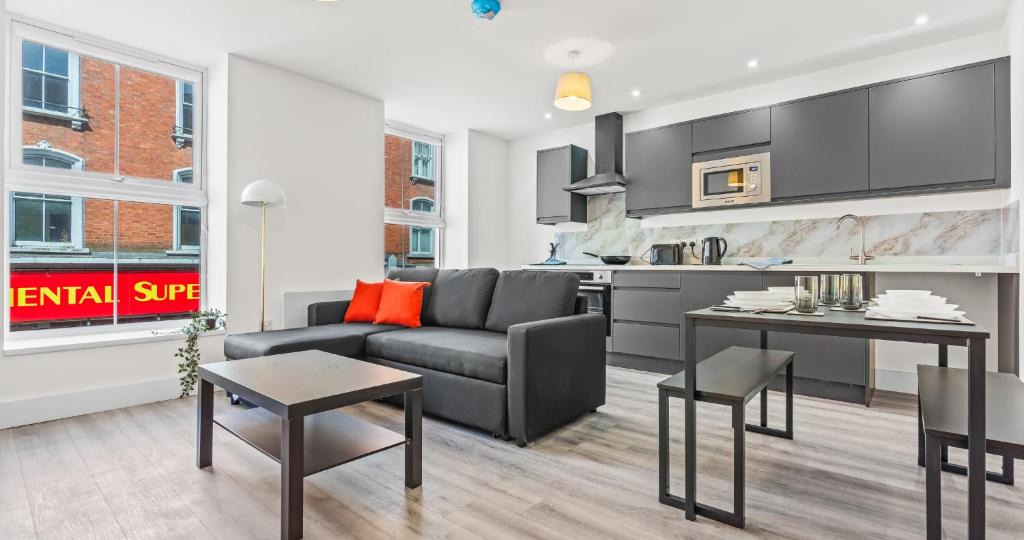 Northampton Apartment | 1BR Apartment with Sofa Bed I Prime Town Centre Location I Gold St D-Lux, Modern Amenities, Walk to Train, Bus Stations, Shops & Cafés I Leisure and Business Stays Welcome MULTIPLE UNITS AVAILABLE