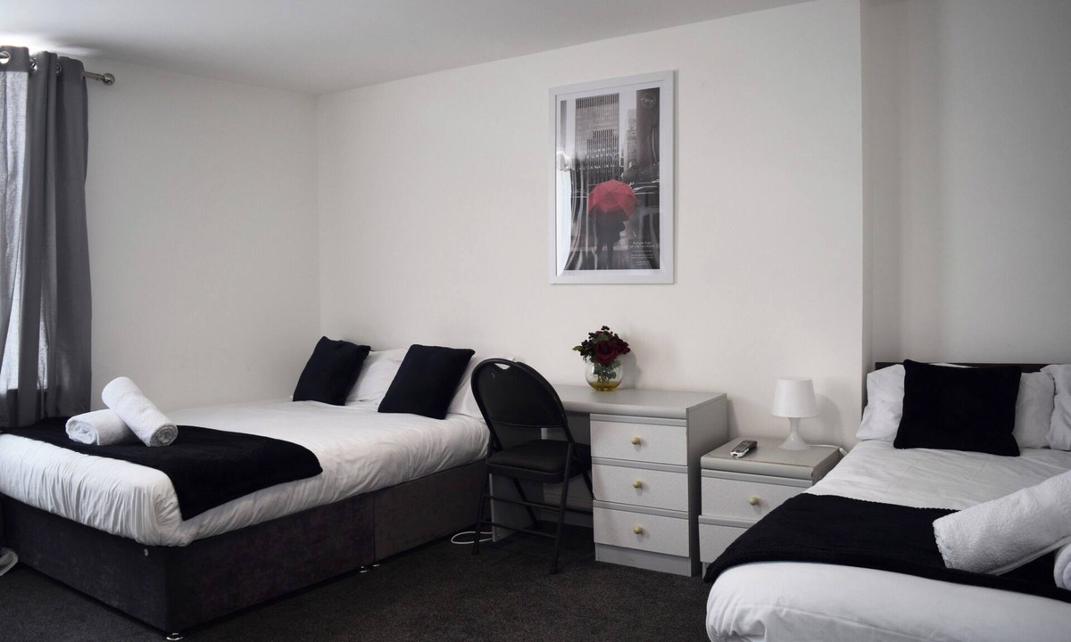 Ilkeston Apartment | 2 Bed Apartment Sleeps 6 - Pets Welcome