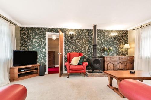 Cherry Hinton Apartment | 2-Bed Home with Free Parking - 2 min Walk to Bus