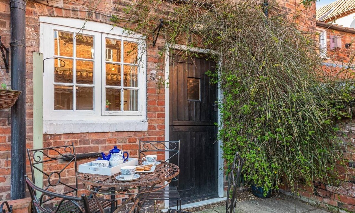 Newark Cottage | 2 Bed in Newark (oc-o36894)