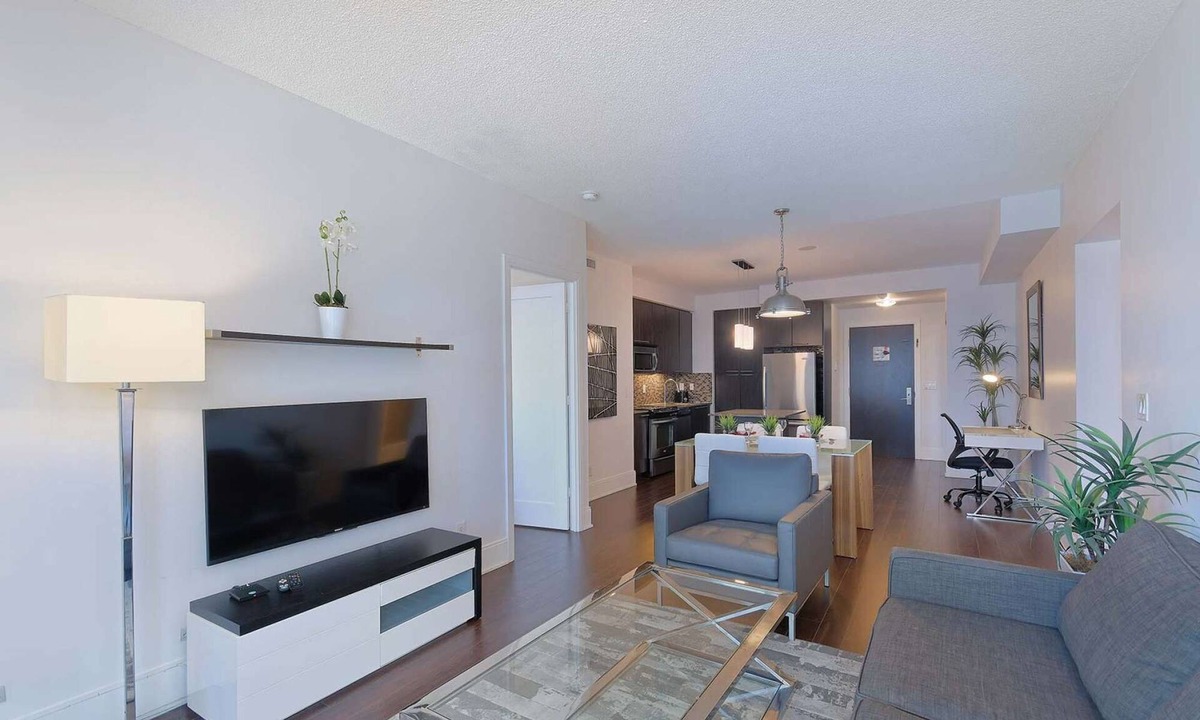 Mount Pleasant West Apartment | 2 Bedroom/2 Bathroom Suite