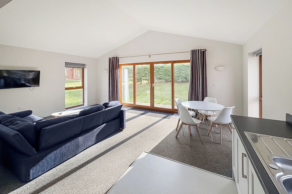 Ancaster Ski Chalet | 2 bedroom accommodation in Ancaster