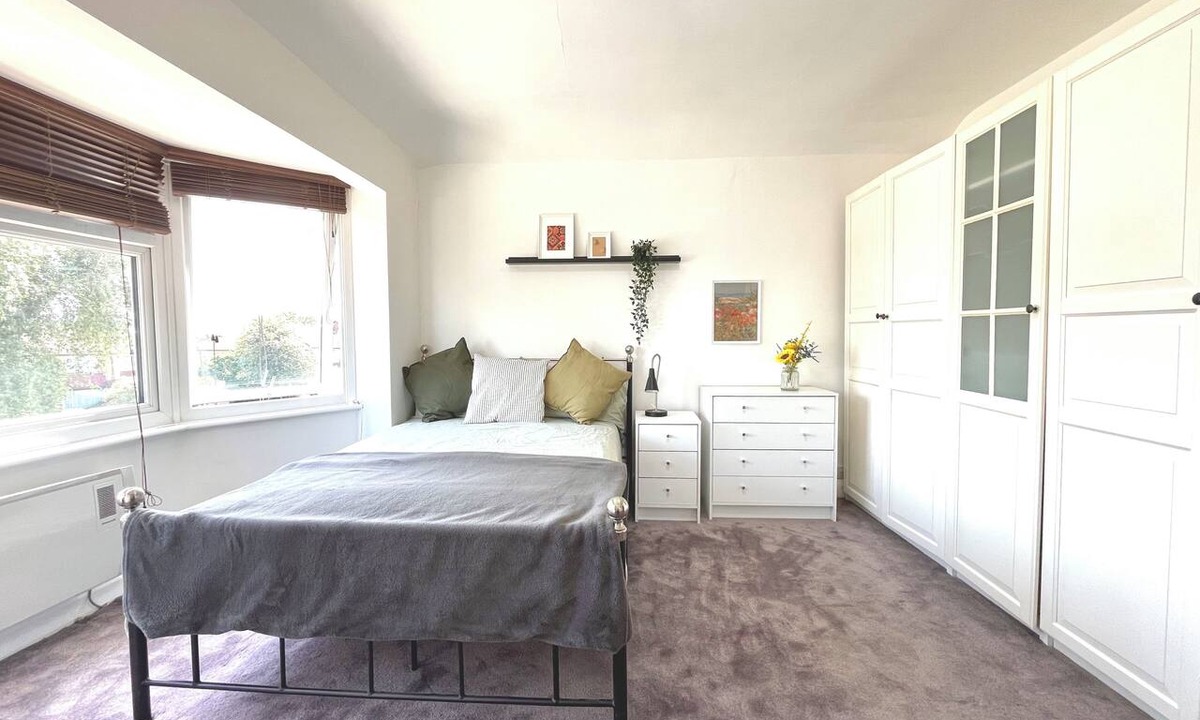 Northolt Mandeville Apartment | 2 bedroom entire flat, 15 min from tube station, family friendly