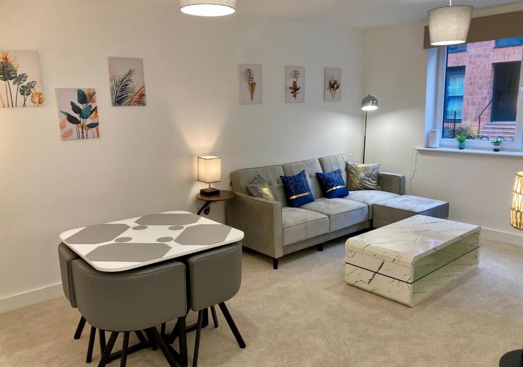 Derby Apartment | 2 Bedroom Luxury Apartment! City Center with Free Parking!