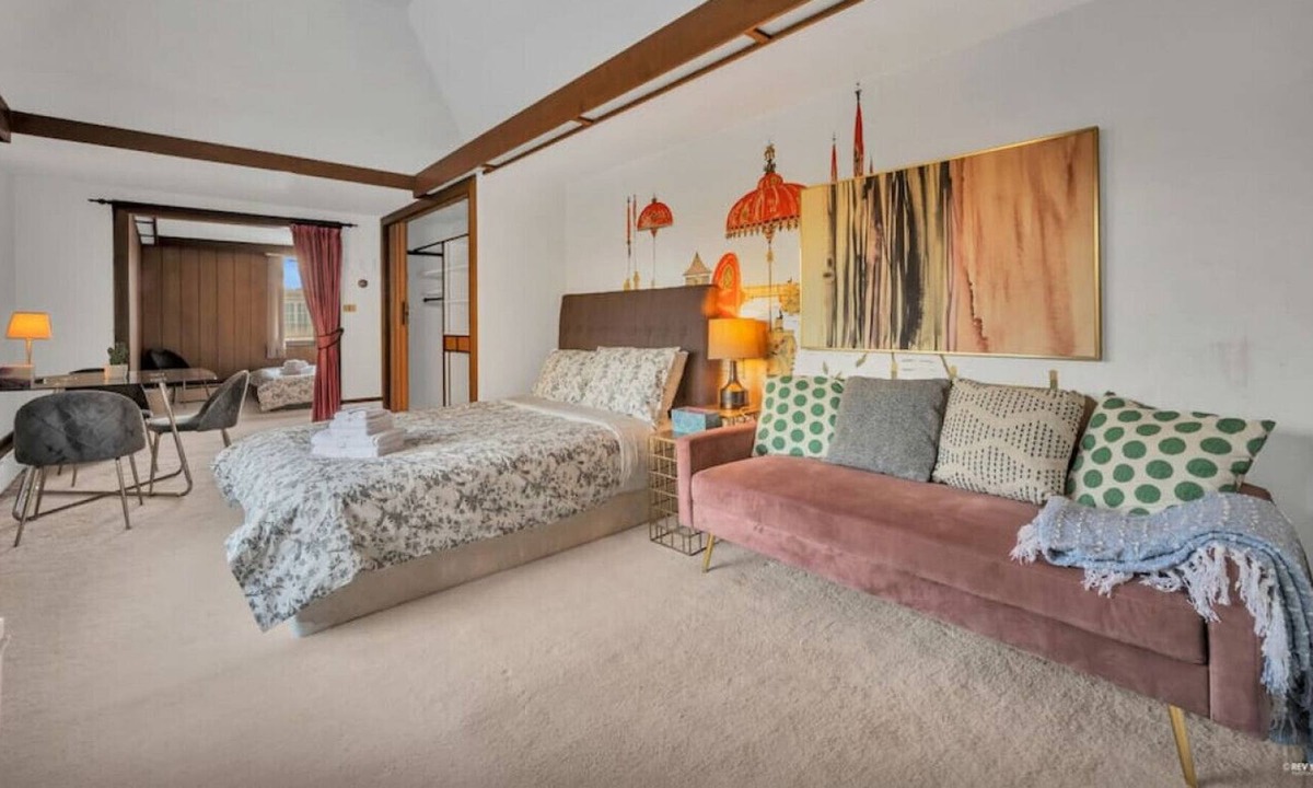 Oakridge House | 2 Bedrooms with Private Bathroom Suite
