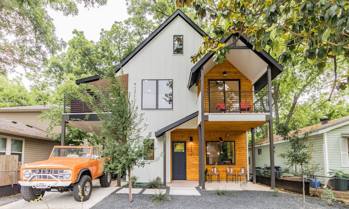 Holly House | 2 houses- 6 bedrooms/4.5bathroom w swimming pool , Only 2 blocks to town lake!