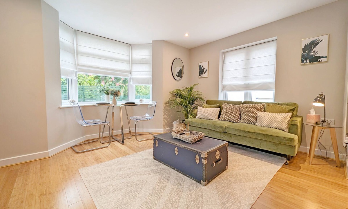 Arundel Apartment | 2 Roseland Apartment - sleeps 2 guests in 1 bedroom