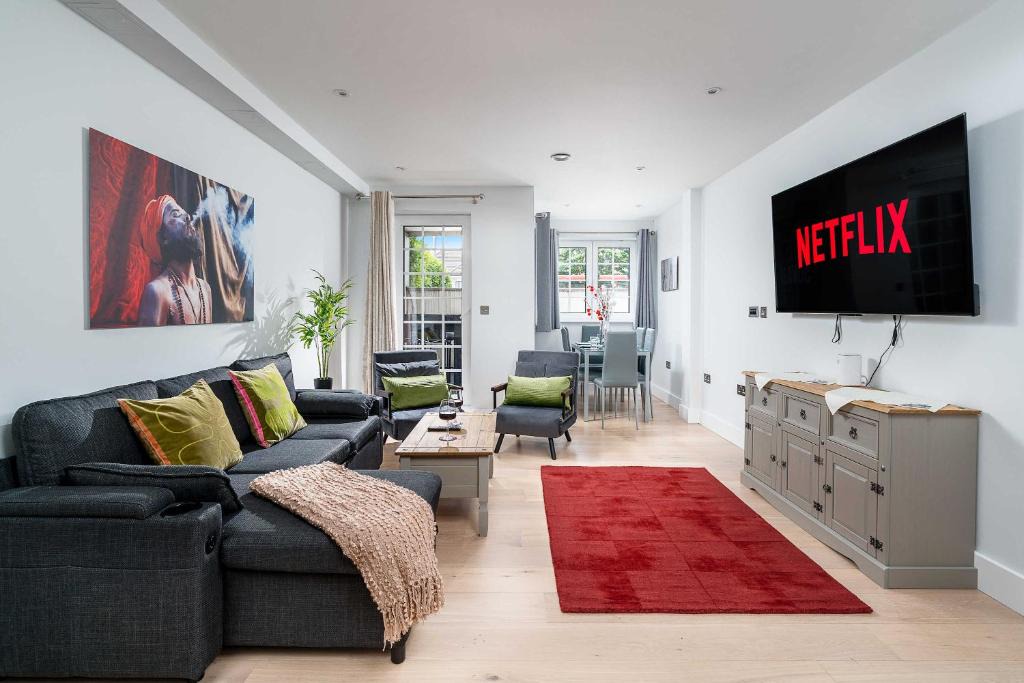 West Hendon Apartment | 2Bed 2Bath at Hendon - 3 min to Train - 65 Inch TV