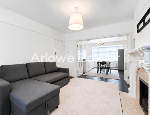 Yiewsley House | 3-Bed Home Near Heathrow & Elizabeth Line