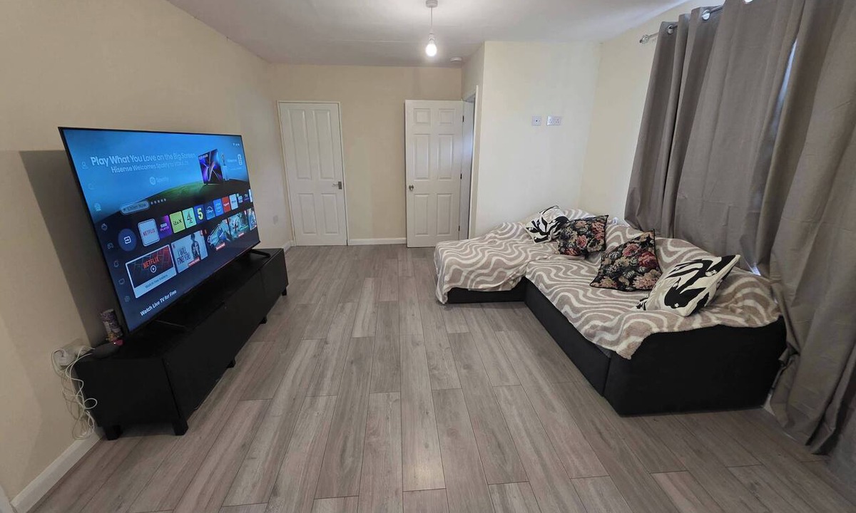 Bramcote House | 3 Bed Home Sleeps 7 - WiFi & Free Street Parking