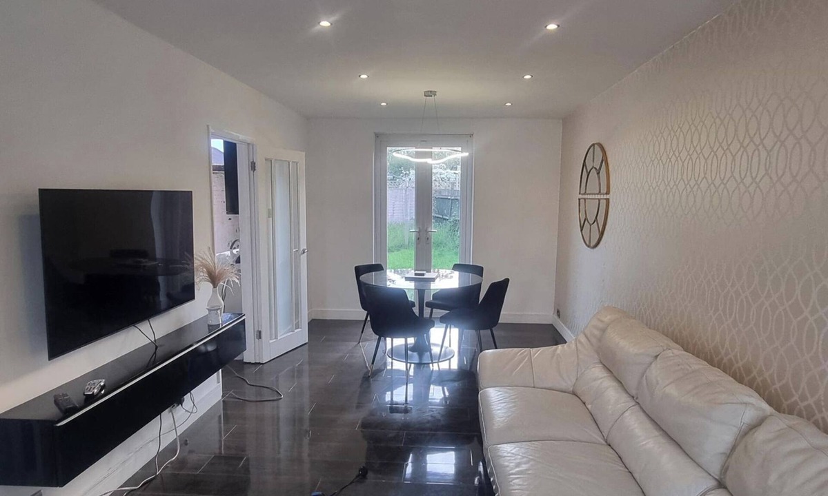 Slough House | 3 Bed House Sleeps 5 - Parking, Garden, Pets