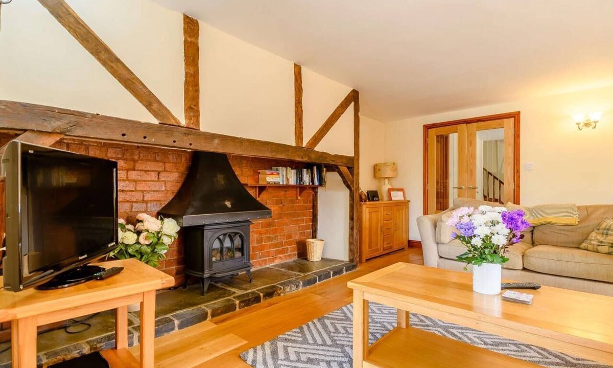 Bretforton Cottage | 3 Bed in Evesham (oc-89477)