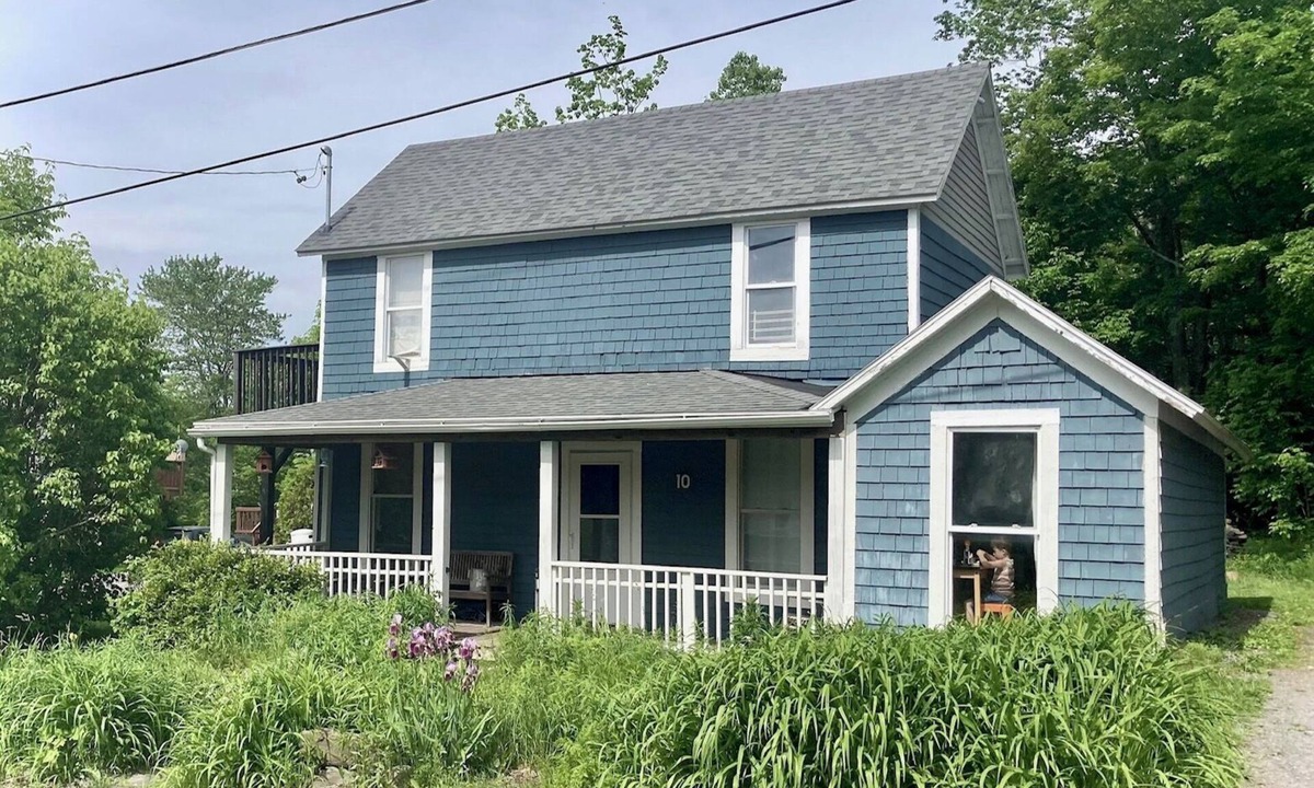 Tannersville House | 3-bedroom house with wildflower garden & backyard, 30+ days only