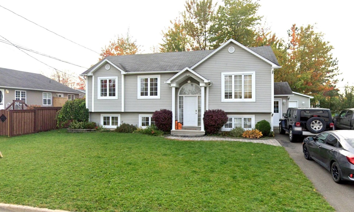 Moncton House | 3 Bedroom Upper unit House n