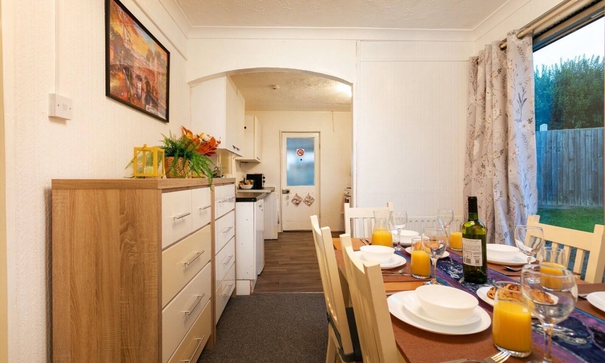 Bramcote House | 3-beds, Sleeps 5, w/Parking, 10 Mins From Centre
