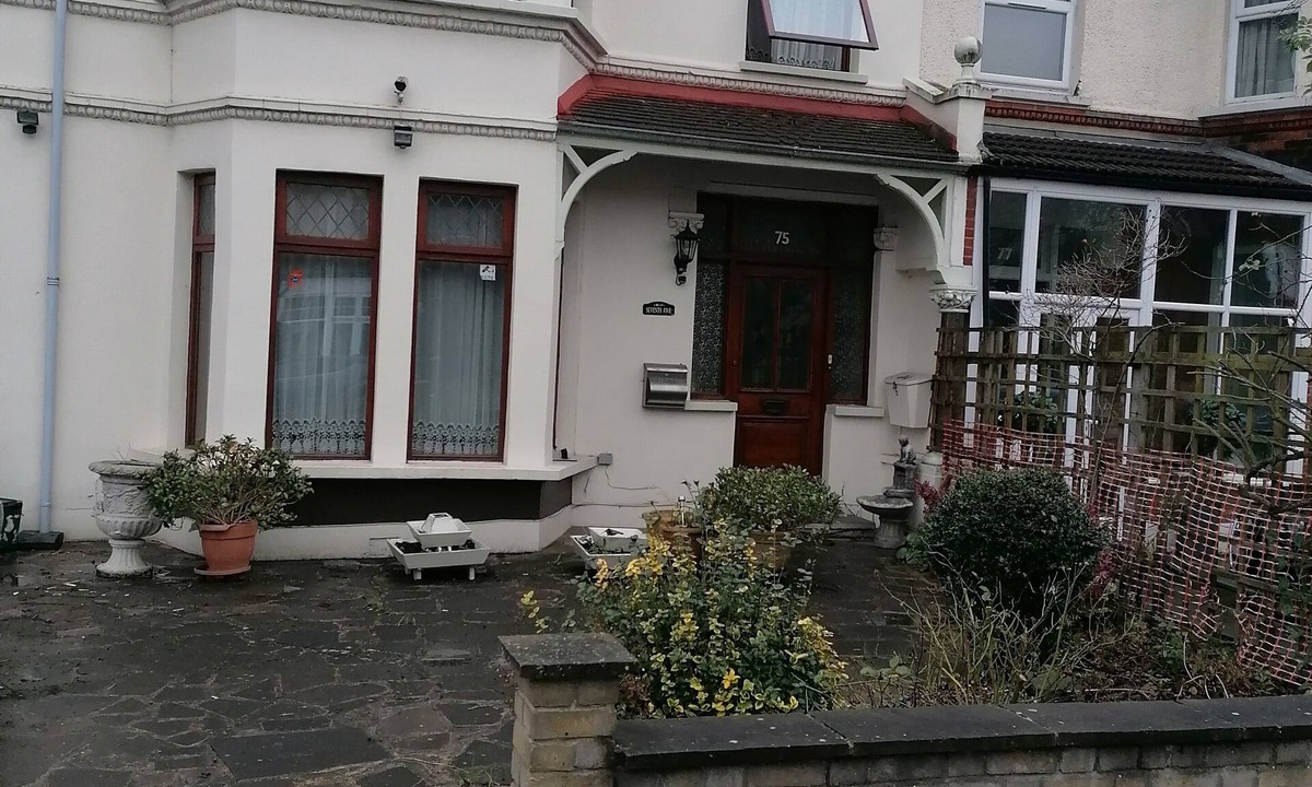 Seven Kings House | 3 Minutes to Train station large town house with 5 bedroom, 6 bed, sleep 8 guest