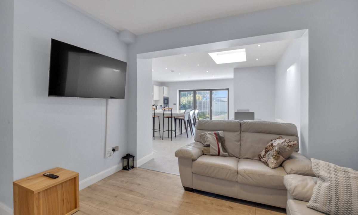 Becontree House | 4 Bed House-garden-parking-15 min Elizabeth Line