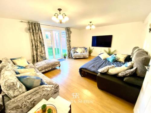 Rugby House | 4 Bed House with Driveway Parking for 2 Cars - Rugby - Sleeps 10! Perfect for groups!