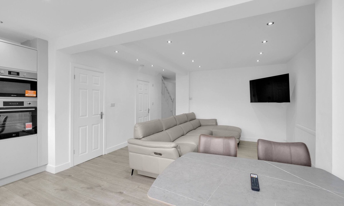 Dagenham House | 4 Bed - Sleeps 8 - Free Parking - Garden