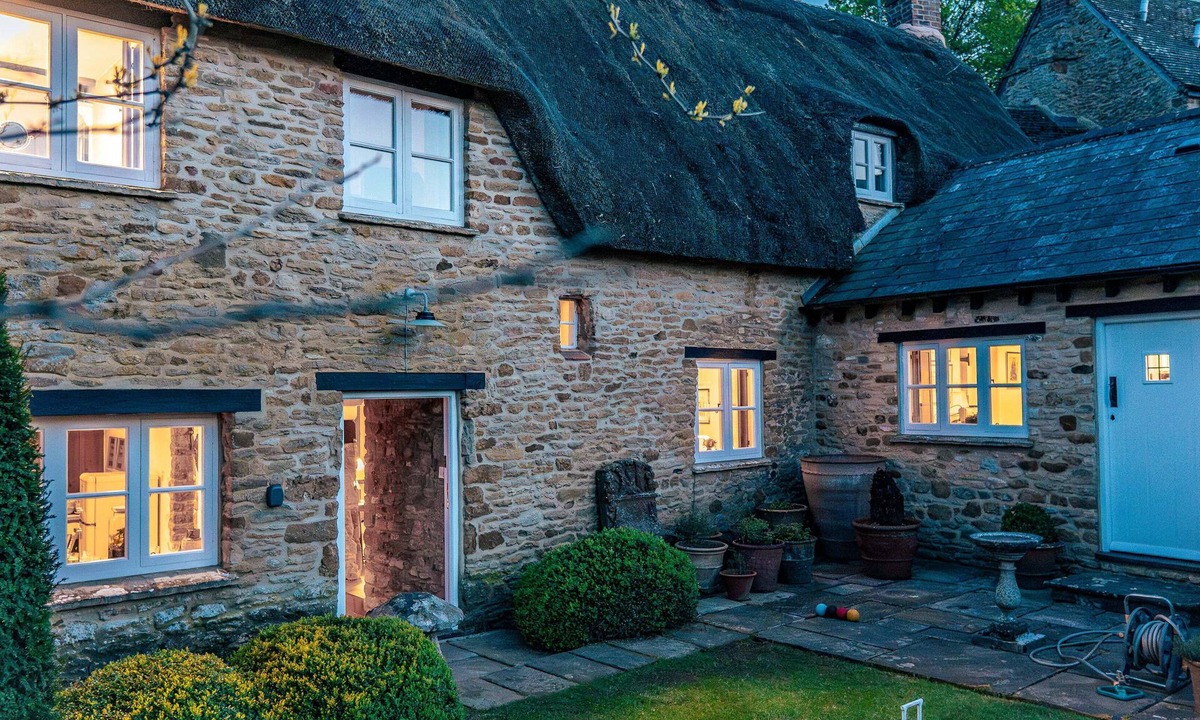 Chipping Norton House | 4Bed Thatched Cottage in Oxfordshire