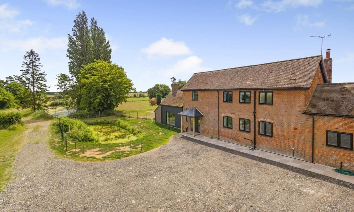 Chelmsford Cottage | 5 Bed in Roxwell (oc-t30824)