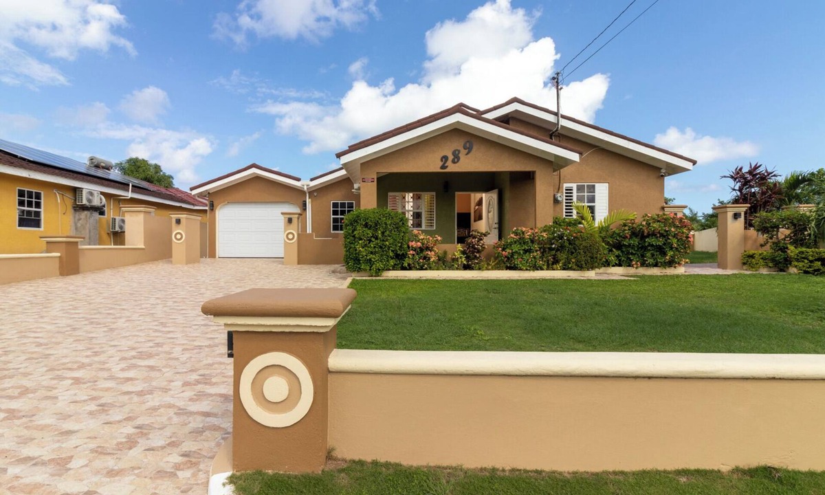 St. Ann's Bay Villa | 5 BedRmOasis DraxHall~Pool~Gym~