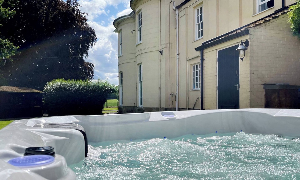 Holton Le Clay Cottage | 6 bedroom accommodation in Market Rasen