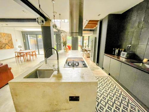 Winchmore Hill House | 7 Bed House - Sleeps 26 - Parking - Wifi - Garden