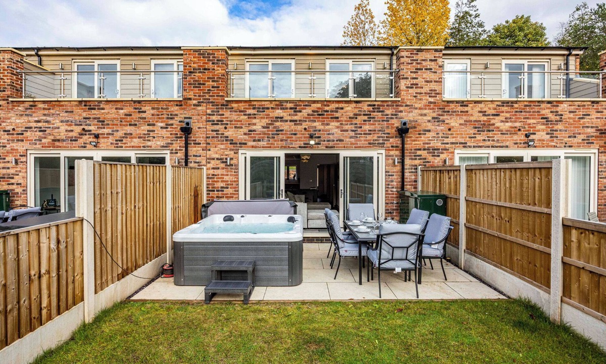 Borrowash House | 7 RIVERSIDE MEWS, family friendly, with hot tub in Borrowash