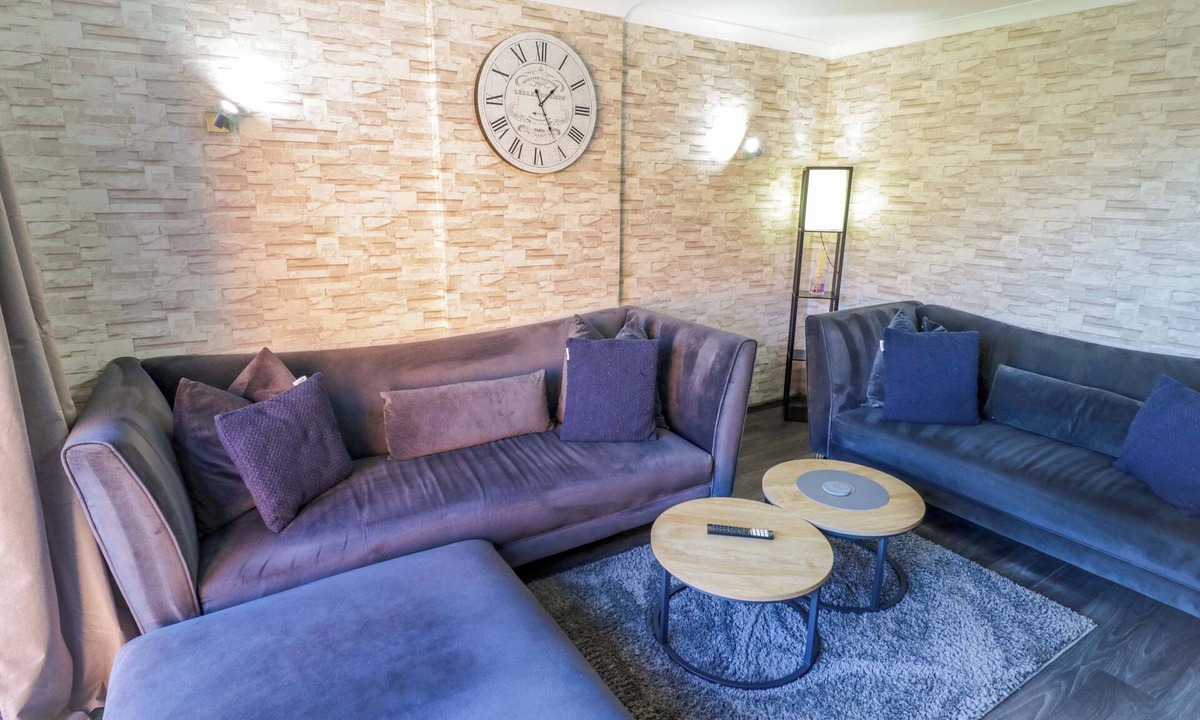 Leamington Spa Cottage | 7 WAVERTON MEWS, with a garden in Royal Leamington Spa