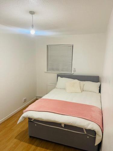 Botwell House | 8 mins Drive from Heathrow - Double bedroom in shared accommodation - Cavalier Gardens