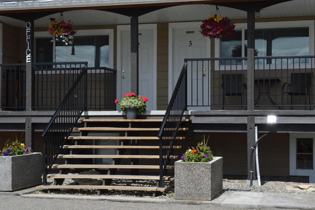 100 Mile House Hotel | 94 Motel & RV Park