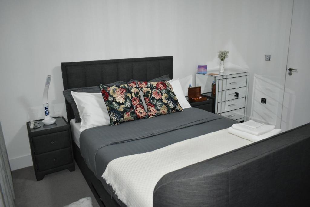 Bromley North House | A private en-suite bedroom in Bromley-by-Bow