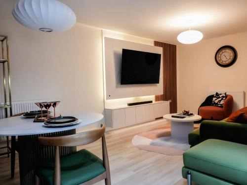 Burton on Trent Apartment | Adeluxe Aura - Entire Ultra Luxury- Super King Bed with Free WiFi, Netflix and Amazon Prime