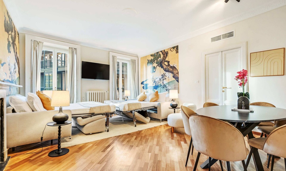 Centro Storico Apartment | "Airbnb Luxe" Gorgeous + 3 Bedroom Near The Duomo