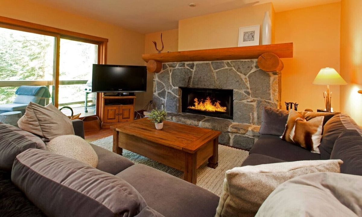Nordic Estates Apartment | Alpine 3BRM. Family Friendly, Sleeps 6, Hot Tub, Pool, Patio+ BBQ & Free Parking!