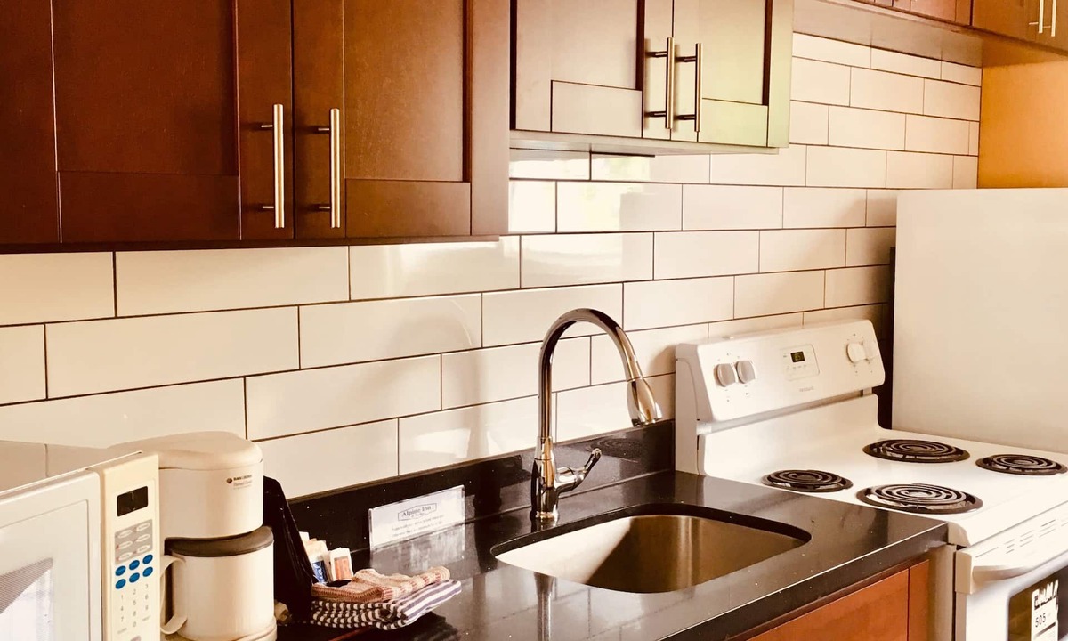 Revelstoke Hotel | Alpine Inn & Suites