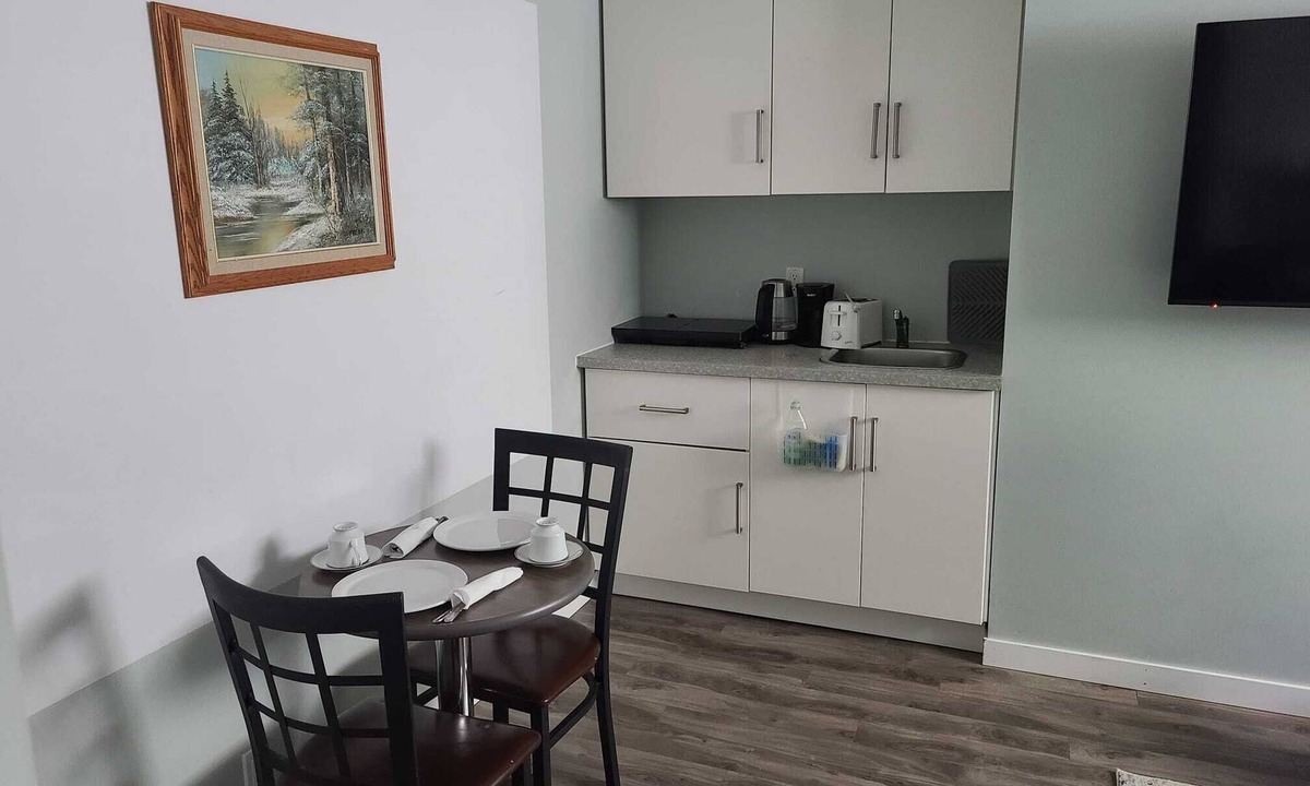 East Kildonan House | Amazing 4 Bedrooms Entire Home in Winnipeg with Free parking, Wi-fi and more