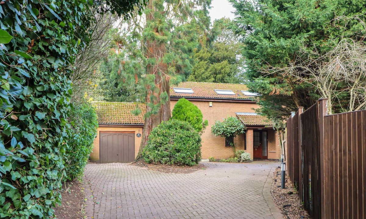 Cottesmore Cottage | AMBERLEIGH, pet friendly, with open fire in Greetham, Rutland