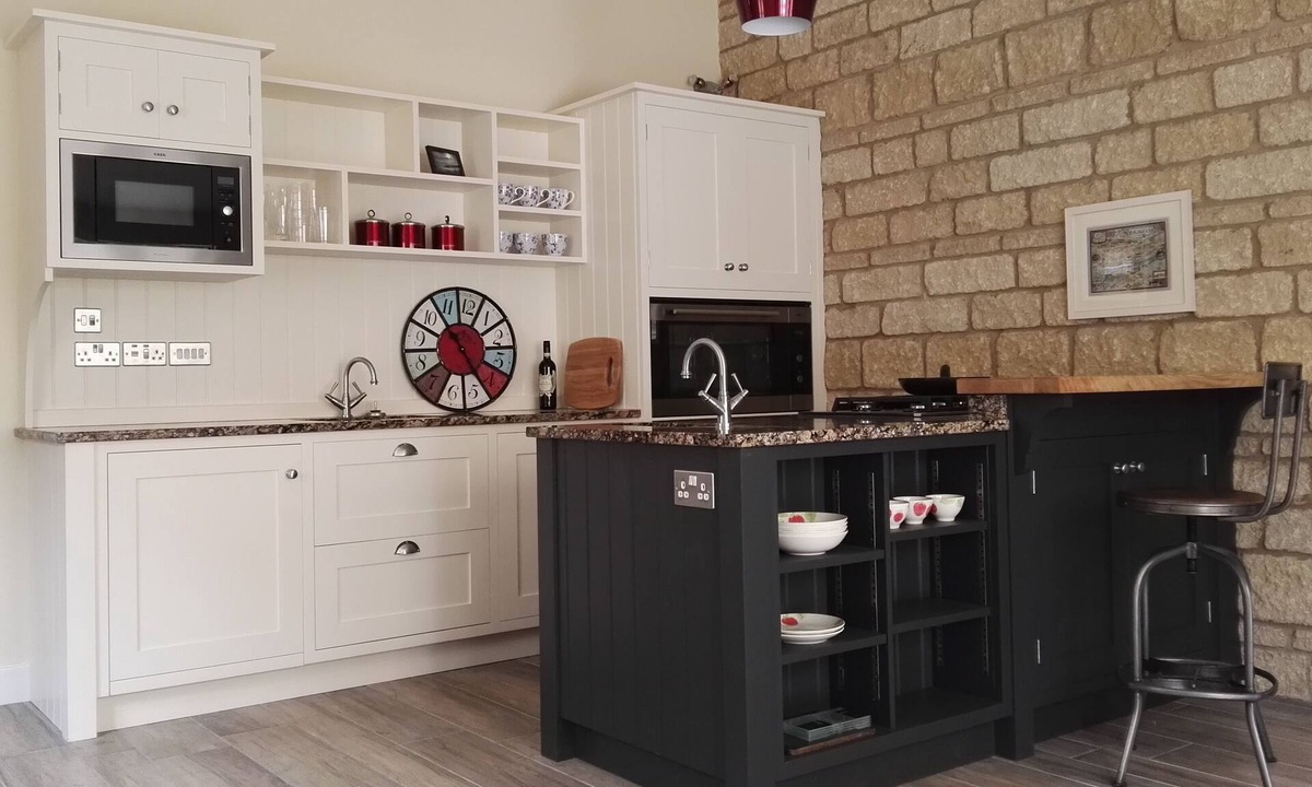 Stamford House | Anvil Bungalow Stamford. Character 2 Bedroom Home with Parking. Central Location