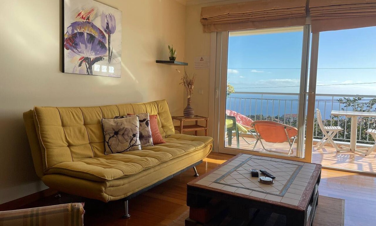 Canico Apartment | Apartamento Jade with Sea View, Wi-Fi & Balcony