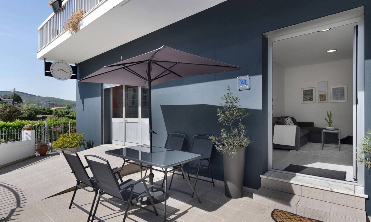 Molares Apartment | Apartment 'Alojamento Mondinense' with Private Terrace, Wi-Fi and Air Conditioning