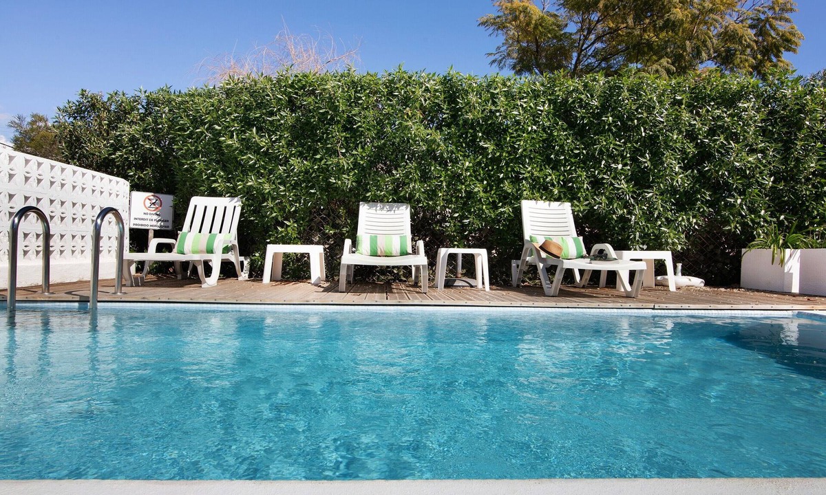 Medronhal House | Apartment 'Casa Xarém - Vinhas De Nexe' with Shared Pool, Wi-Fi and Air Conditioning