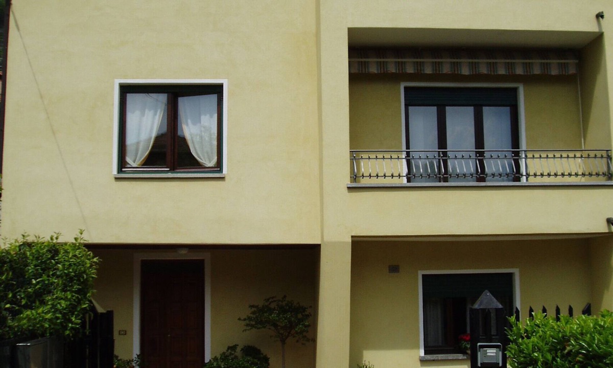 Dongo Apartment | Apartment in semi-detached house with large garden near the lake