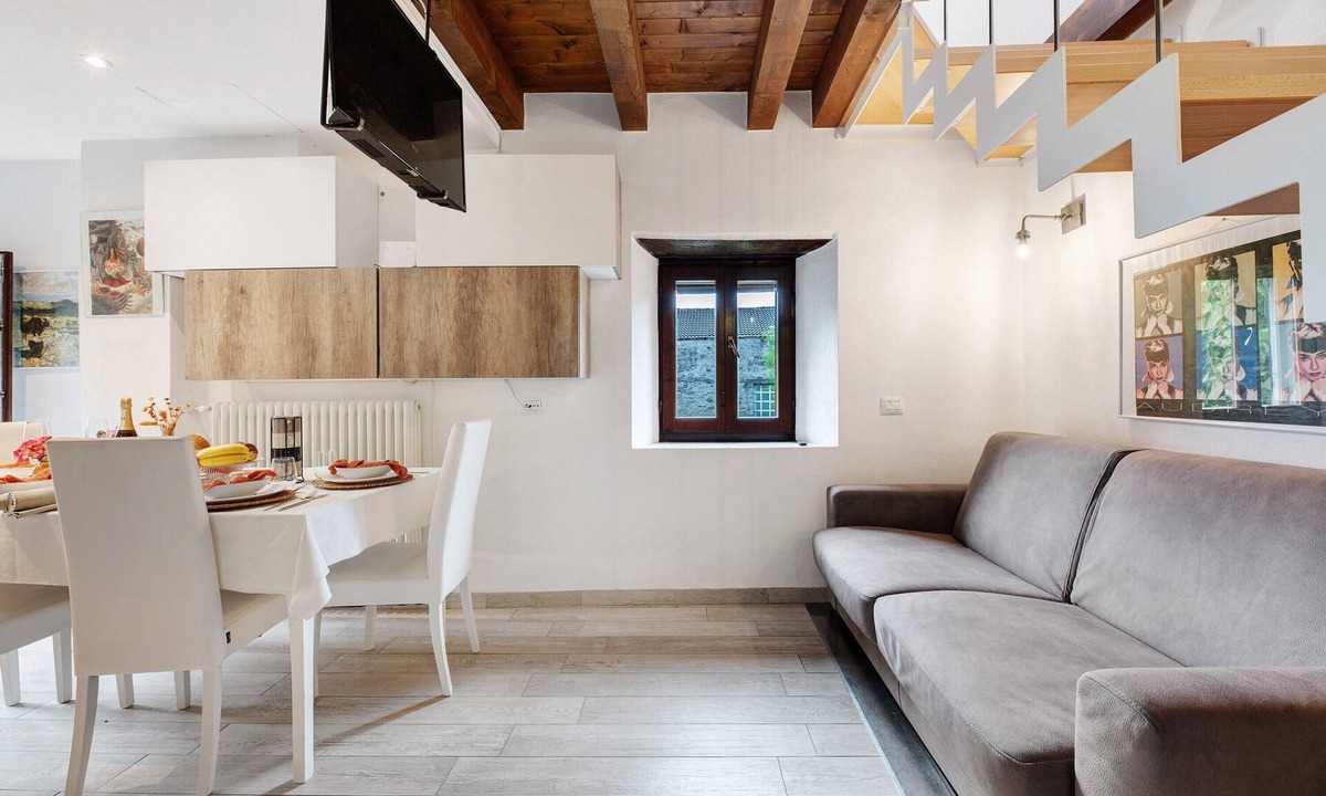 Valtellina Apartment | Apartment 'Isa' with Mountain View, Wi-Fi and Air Conditioning