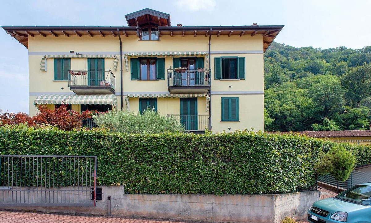 Sangiano Apartment | Apartment 'Maison Adriano Lago Maggiore' with Wi-Fi