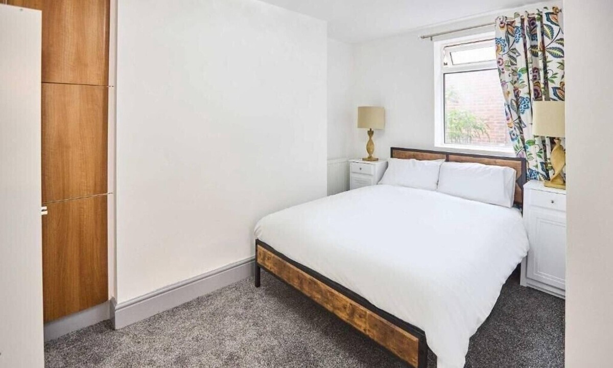 Nottingham Apartment | Apartment Sleeps 8 with WiFi