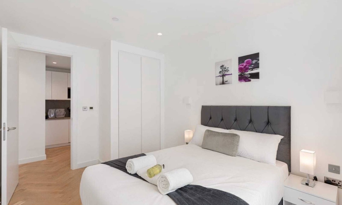 Dudden Hill Apartment | Apartment - Sleeps 8 - Parking - Station Close